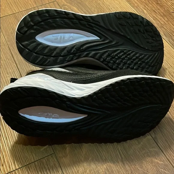 Fila Energized Women’s Black Sneakers - Picture 6 of 8